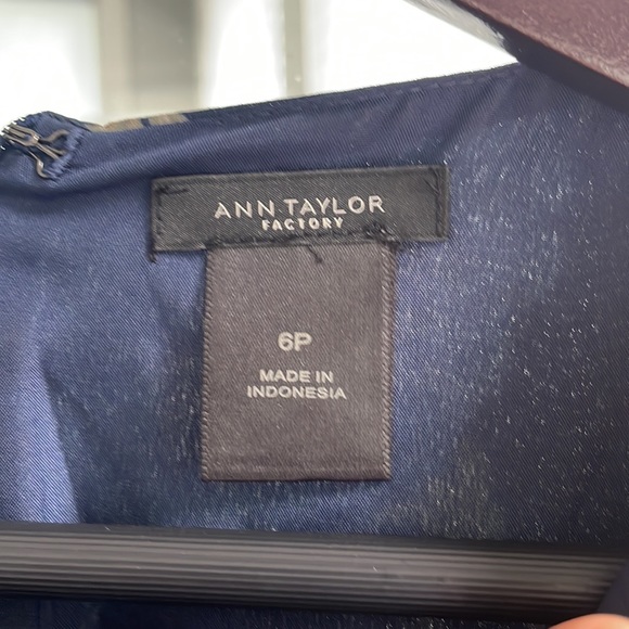 Like new floral Ann Taylor navy dress with 3/4 sleeves size 6P - Picture 2 of 4